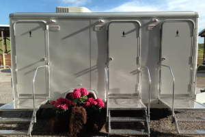 Moon Portable Restrooms, Outdoor Wedding, Rent a bathroom trailer Kentucky, Luxury bathroom trailers Kentucky.